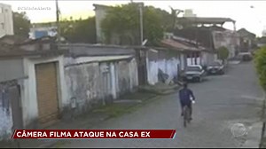 916K views · 9.9K reactions | Criminoso é flagrado após atacar a ex-mulher. William só não matou a ex-mulher porque o filho do casal, de 14 anos, conseguiu intervir e se pendurou no pescoço do pai, fazendo a faca cair • Acompanhe a programação da Record TV 24h por dia e as íntegras de todos os programas pelo celular, tablet ou computador no PlayPlus. Acesse:PlayPlus.com | Cidade Alerta | Facebook