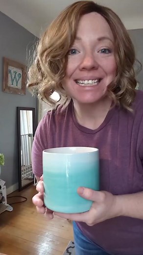 Little tutorial on how to paint a daisy. I like to jazz up some of my plain flower pots. I'm using acrylic paint. #tutorial #howto #howtopaint #daisy #simpledaisy #daisytutorial #arttips #acrylicpaintingtutorial #learnontiktok #beinspiredtocreate