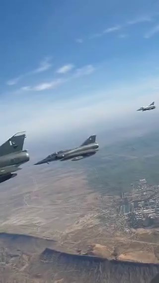 Iran-Us Talks 🚨Pakistani fighter jets set up a protective shield over Bandar Abbas, Iran to escort Iranian delegation safely to Pakistan 🇵🇰 The Pakistan Air Force has set up a "protective shield" over Iran and the Persian Gulf, with fighter jets and AWACS to protect the Iranian delegation from any Israeli incursionsThe Iranian delegation, likely led by the speaker of the Iranian parliament, will arrive in Islamabad tonight for talks with the Us Officials !