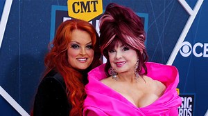 The Judds reunite on TV for the first time in over 20 years to perform hit song from 1990