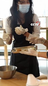 Curious about how to make a panda bread? Let's learn the skills from professional science teachers with young video creators, to feel the joy of being a ‘panda chef’. #ChengduPandaTour #ChengduPandaBase For more panda information, please check out: https://en.ipanda.com | iPanda