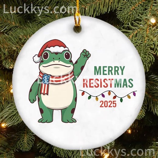 🐸🇺🇸 In Portland, a giant inflatable frog once spoke louder than words — a peaceful symbol of humor, hope, and unity. Add a splash of humor and holiday spirit to your tree with this bold Portland Frog!Wearing a Santa hat and a patriotic scarf, he’s ready to spread festive cheer and a little resistance. | Luckkys