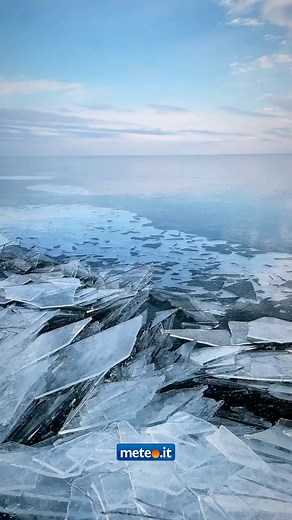Il Lago Superiore è uno dei Grandi Laghi del Nord America e il più grande lago d’acqua dolce del mondo (se si considera il lago Michigan-Huron come due laghi separati). Le sue dimensioni rendono possibile un clima oceanico localizzato, in cui la massa d’acqua aiuta a limitare le forti escursioni termiche tipiche del Nord America, ad eccezione delle irruzioni di correnti artiche invernali che gelano quasi totalmente il bacino. In questo video, un esempio di come la superficie del lago può ghiacci