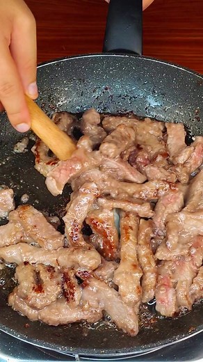 Carne así solo en un restaurante para gente rica #viral #paratii #recetas #cocina #recetasfaciles #carne #papa #food #saborestiktok #recetasquefuncionan Ingredientes:🥔 3 papas medianas 🥩 500 gramos de carne de res en trozos 🌽 2 cucharadas de almidón de maíz (maicena) 🍳 2 cucharadas de aceite de cocina 🧄 3 dientes de ajo, picados en cubitos 🍬 1 cucharada de azúcar 🧂 1 cucharadita de sal 🌶️ 1 cucharada de pimentón en polvo 🌑 Una pizca de pimienta negra 🌿 1 cucharadita de orégano en polvo