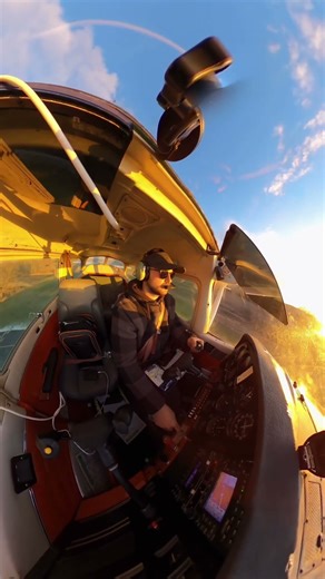 🌅WATCH ME LANDING CESSNA 172 AT SUNSET COCKPIT VIEW #shorts #aviation #airplane #flying #landing