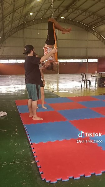#circo #apresentação #lira #contorcionismo #acrobatics