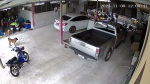 Car auto-mode malfunction causes repair shop mishap in Thailand