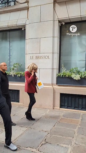 🇫🇷✨ En pleine Fashion Week Haute Couture, Brigitte Macron a été aperçue aujourd’hui se baladant dans les rues de Paris. Élégante comme toujours, la Première Dame a profité d’un moment dans la capitale, sous les regards curieux des passants, au cœur de l’effervescence mode. 📸 Une apparition discrète mais remarquée, fidèle à son style chic et intemporel. #BrigitteMacron #Paris #FashionWeek #HauteCouture #StyleFrançais #BestImage #PurePeople | Purepeople.com
