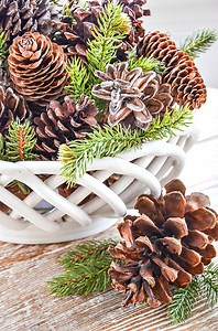 How to Make Beautifully Scented Pinecones