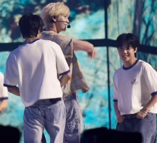 2K views · 371 reactions | SUNDAY DRIVER LIVE PERFORMANCE Tim tui rớt dưới sân khấu rồi ai lụm giùm vớii!!凉 Cre: @tyuris_ | BINgo - TXT SooBin 수빈 Vietnamese Fanpage | Facebook