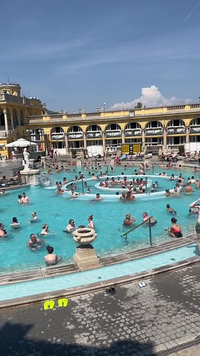 ¿Que es eso? Un balneario 🏊🏻‍♀️ en Budapest 🇭🇺 😍❤️ #budapesthungary #balnearioaguastermales #balneariobudapest #széchenyithermalbath #thermalbathsbudapest #thermalbathhungary #quehacerenbudapest #yoamoviajar #viajerosporelmundo #viajarbarato
