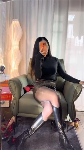 Sophisticated Secretary Style: Black Stockings & High Heels