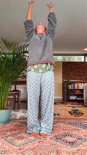 🌸 KUNDALINI MINI 🌸 🌼 ONLY 2 SPACES LEFT ON MY 8 WEEK JOURNEY THROUGH THE CHAKRAS- COMMENT LIGHT 👇🫶🏻 Instructions to this video 👇 These are stand alone kundalini movements you can do separately or together for 1 minute each. Think about balance not speed 👇 1. Gran the Apple- sit in an easy pose with a straight spine. Inhale raise one arm to the sky with spread fingers as if grabbing air, exhale grab air and bring the arm back down, alternate with a invigorating breath (1min) 2. Miracle Be