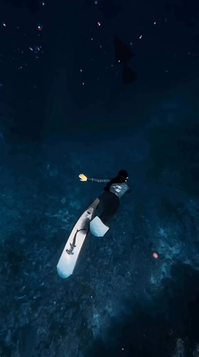 What would you even call this shade of blue? Because it’s definitely deeper than blue and lighter than ink. 🎥 @ayshaalyn @diver_australia | DeeperBlue.com