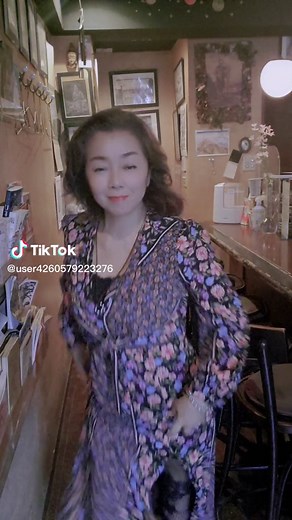 60歳女性のセクシーなダンススカートコーディネートとビキニの魅力