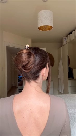 Anna Stubbs | Hair Tips & Hair Tutorials Content Creator on Instagram: "Cosy Winter Hairstyles ❄️🤍 Part Fourteen A quick + effortless French twist with a hair stick ✨ Thiselegant heatless updo takes seconds and instantly gives that cosy winter chic look 🤎 Perfect for work days, coffee dates, and winter outfits Save this French twist hair stick tutorial for your next winter hair day 💫 #updohairstyles #quickhairstyles #hairpinhairstyle"
