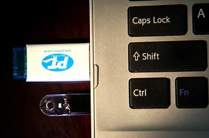 O femeie a găsit pe stradă un card de memorie cu înregistrări video de la un asasinat