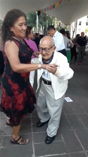 Los adultos mayores se divierten #viral #baile#cumbia #dance #cdmx