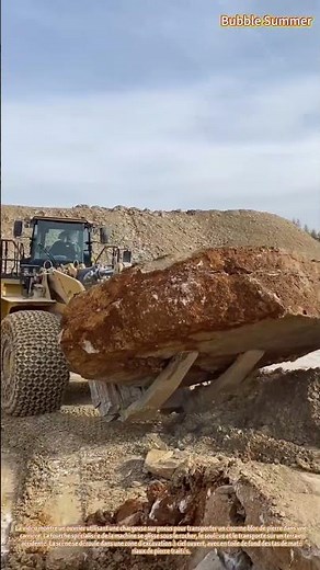 Transport de gros blocs de pierre : déplacer des rochers lourds à l'aide d'une chargeuse