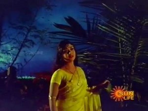 Yaaraithan nambuvatho - Parakkum paavai