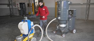 Vacuum cleaner for fine dust in building and flooring operations