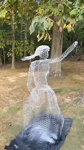 CHICKEN WIRE GHOST!!! #halloweendiy #ghost #halloweendecoration | Holly Auna