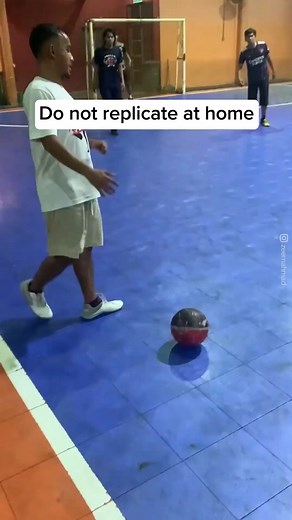 That retro nutmeg 🤯 🎥 Instagram: zeemahmad #football #sports #footballplayer #skills #viral | Soccer Stories