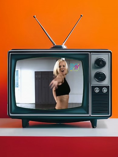 Geri Halliwell - It's Raining Men (2001) #gerihalliwell #itsrainingmen #2000smusic #mtv #musicvideo #bringbackmtv