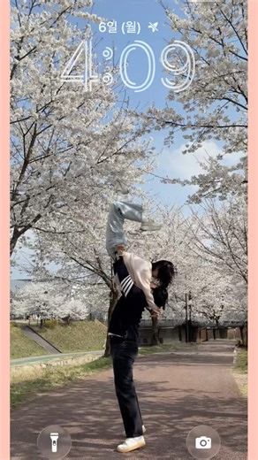 마지막 벚꽃 커플 사진으로 어때요🌸 #커플 #커플사진 #커플사진포즈 #배경화면 #벚꽃배경추천