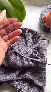 Have you tried this when adding a new skein? 🧶 When you run out of yarn, just knit a few stitches alternating the old and new strands as if you’re working colorwork. It staggers the tails so they aren’t right on top of each other, making weaving them in later so much easier! A quick change and you’re back to your rhythm. #KnittingHack #yarnlovers #MakerMonday #KnittingTips #FiberArts | Hanks And Needles