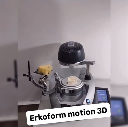Med Erkoform Motion 3D® pressar du ALLA skenor i EN maskin. Erkodent koncept är marknadsledande och i en helt egen klass. Denthouse är Sveriges auktoriserade återförsäljare och har produkterna och kunskapen👍😀 • Svensk touch screen display • ALLA värmetider är förprogrammerade • Ingen tryckluft behövs • Ingen förvärmning • HELT automatiserad arm • Tillbehör för motbitning Läs mer: https://www.denthouse.se/vakuumpress #bettskenor #essixretainer #essixclearaligner #clearaligners #aligners #tandsk