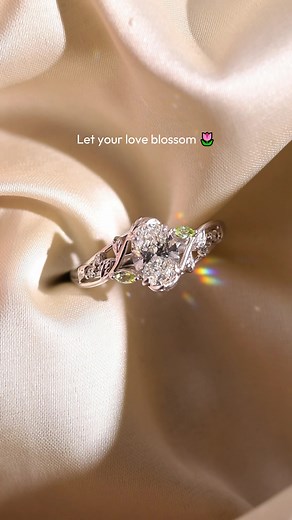 Let your love blossom 🌷 Your forever engagement inspiration featuring the 1ct Colorless VS Oval Lab-Grown Diamond in a Garden-Inspired 4-Prong Setting. Elegant, timeless, and as unique as your love 🕊️ #engagementrings #labgrowndiamond #handcraftedjewelry #lisajewelryus