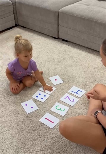 Simple materials and just a few minutes are more than enough to create meaningful, fun activities. 🌟 #kidsactivities #learningthroughplay #parentingtips #momtips #preschoolmath