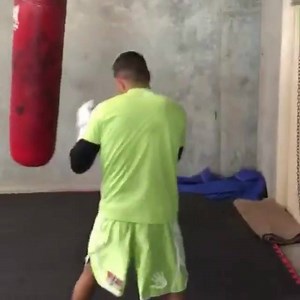 Gym in Haward California grinding away. Working on drills on the heavy bag, long range boxing. Wearing the new green @argeelalounge boxing kit made by @fightlabel1. #BritishBoxer #PakistanColours | Amir Khan