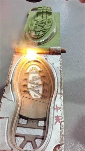 Pulsed Laser Cleaning Machine for Shoe Molds | Non-Contact Rubber Residue Removal