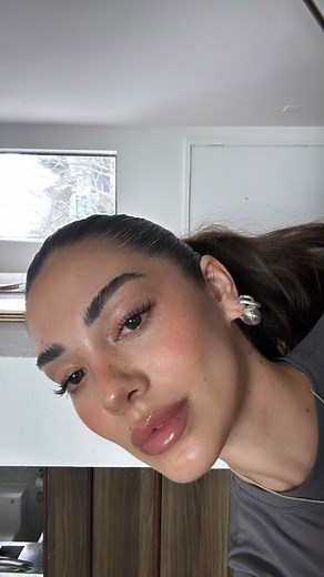 EMMA on Instagram: "Every day makeup 🫶🏼 In video: @glossier highlight @armanibeauty blush @tower28beauty gloss @makeupforever lip liner Prep: @merit concealer/bronzer/brow pencil @yslbeauty mascara"