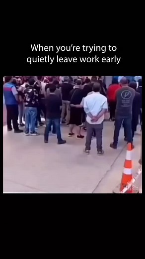 Random streetcat | 日本利用压电瓷砖将脚步转化为电能。这些瓷砖捕捉来自你脚步的动能。当你行走时，你的重量和动作会对瓷砖产生压力。瓷砖会轻微弯曲，从而产生机械应力。瓷砖内部的压电材料将这种应力转化为电能。每一步都会产生少量电荷，而数百万步结合在一起就能产生足够的电力来驱动 LED... | Instagram