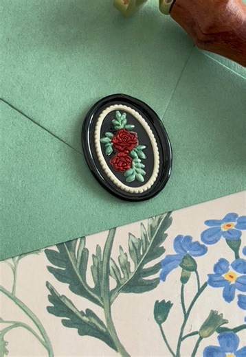 As far as our rose stamps go, this is a favorite!! (Tbh, they’re all favorites 😅) For me, it’s the ruffled frame detailing that makes this one stand out from the others!! And because it’s 2D, the “pour and scrape” process is a liiiittle easier 🤏🏼 Speaking of, are you struggling with the technique?! There are 2 tutorials in my Instagram highlights that should help!! Quick tips: Warm your stamp head up a little 🤏🏼, and heat your palette knife up a lot 🔥 . I use an electric candle warmer to d