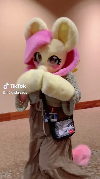 some hoof squeaks!!! i was very excited to see that dog if you couldn’t tell lol #furry #fursuit #mlp #fluttershy #ane2023