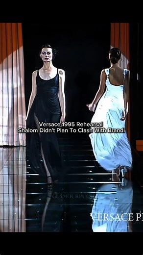 Rehearsal vs show time Versace spring 1995 ✨😮 #shalom #shorts #supermodel #catwalk