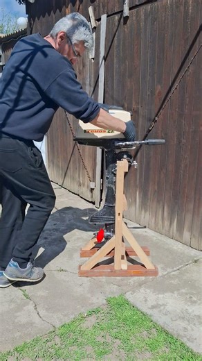 Paljenje Pente nogom.Starting a outboard engine without a rope, manufactured in 1977 Tomos 4