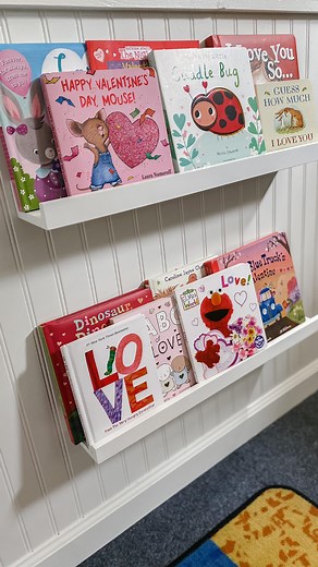VALENTINE’S DAY BOOKSHELF! 📚💕 Display all the holiday books you already have for an easy way to make the upcoming holiday extra fun! Add to your collection each year and it becomes an affordable tradition AND provides the opportunity for lots of reading with your child. 🥰 #valentinesday #valentinebooks #kidsbooks #readingtokids #boardbooks #toddlerbooks #loveday #teachermom #momswhoblog #valentinestradition #playroombookshelf | A Pop of You