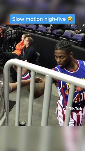 Best high-five ever 😂❤️ (via @thetimelessangel/IG) #basketball #slowmo #highfive #globetrotter