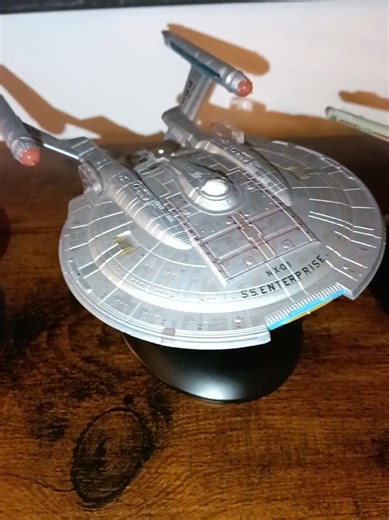 Hier mal alle Eaglemoss Enterprise Modelle von mir in der richtigen Reihenfolge.🙂💫 Aber leider fehlt mir eine bis zur -E. 1. Weißt du welche? 2. Warum gibt es 3 Schiffe ohne verdammtes A,B,C,D, usw?😉 Gefallen dir diese Modelle? Welche hast du? Schreibs bitte in die Kommi's 🤗 Here are all my Eaglemoss Enterprise models in the correct order. 🙂💫 Can you answer the two questions? Unfortunately, I'm missing one up to the -E. 1. Do you know which one? 2. Why are there 3 ships without the damn A,