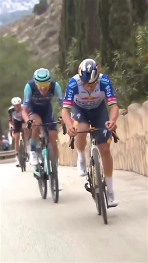 World Raciing on Instagram: "STAGE-04 Volta Comunidade Valenciana 2026 Remco ATACA e derruba todos em Cumbre del Sol……..🚀 Transmissão ao vivo p/ Brasil 🇧🇷 📺 HBO MAX c/ VPN 💻 Tzycicling (link nos históries antes do início de cada etapa) - - - Curta ❤️ Comente 💬 Compartilha 🚀"