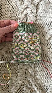 Summer Meadows socks, spring vibe version (and photobombing cat too!🤭) 🌸🌱 This sock pattern (which originally featured in Charming Colorwork socks book) is quite simple to knit with just two colours per row and an easy to memorise flower motif. It’s great for using those crazy variegated sock yarns in your stash (but do pick colours that contrast well!). I thought it would be fun to release this one as a single pattern on Ravelry and Etsy, in time for the long weekend ahead (more knitting tim