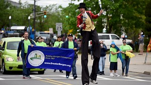 Garfield's 100th birthday brings crowds into the streets