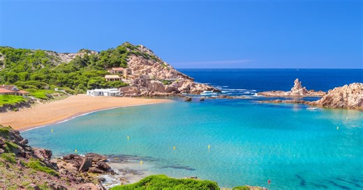 La cala de Menorca que esconde tres playas en su interior y está entre las más felices del mundo, según National Geographic