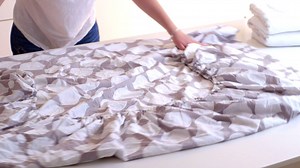114K views · 177 reactions | Yes, that fitted sheet can be folded! | Mom.com | Facebook
