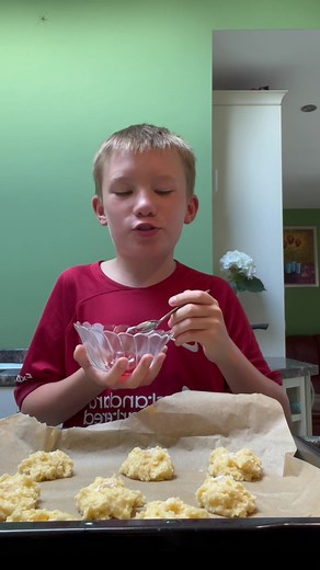 23K views · 1.7K reactions | Raspberry Buns  With 2 very clever cooks ‍ ‍ so simple to make & everyone loves them  give them a go Can you spot the️﫣浪 #northernnic #weekend #easyrecipe #dessert #weekendvibes #raspberrybuns #baking #easybakes #cakes #getkidscooking | Northern Nic’s Back Kitchen | Facebook